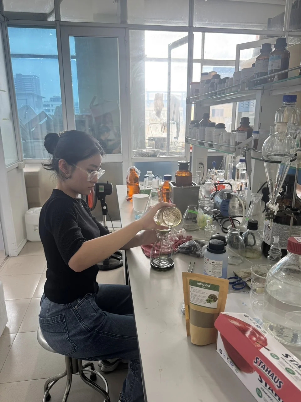 Developmental-Stage-Dependent Changes in Basil Essential Oil Composition: Implications for NO Inhibitory Activity, Estragole Exposure, and Compositional Symmetry image 2